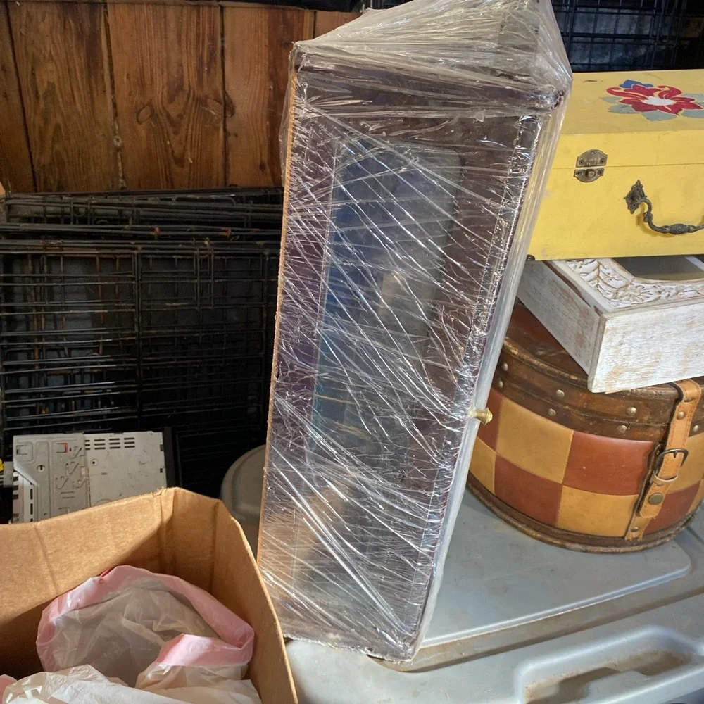 Display case - Picture 4 of 6